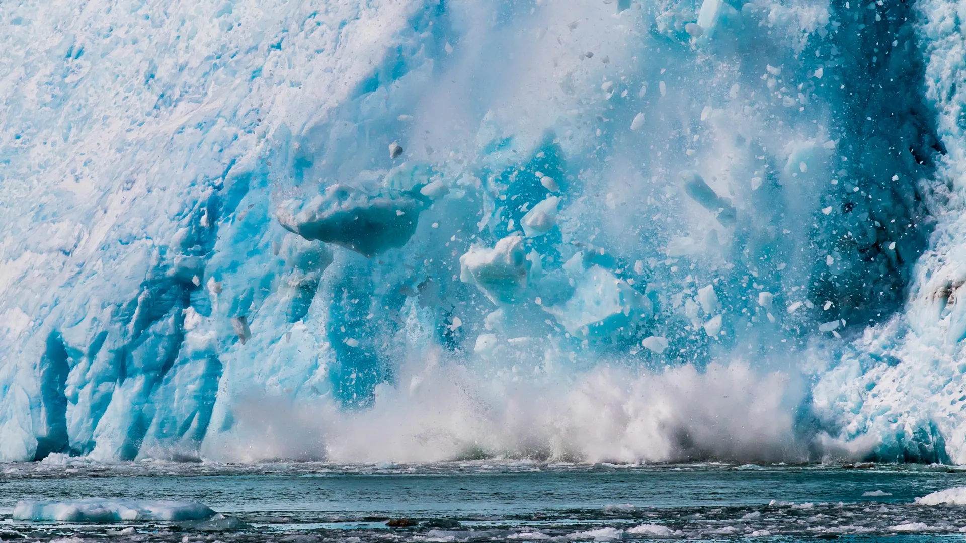 南極の氷河が急速に崩壊